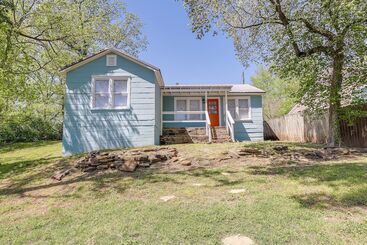 Hus på landet Vibrant Fayetteville Home   Walk Downtown!