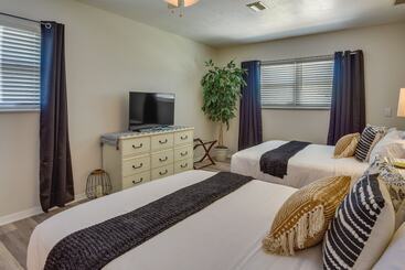 بيت ريفى Sunny Home W/ Yard ~ 7 Mi To Anna Maria Island!