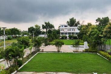 استراحتگاه Shivansh Garden