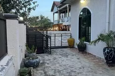 تختخواب و صبحانه Gorilla Home Stay