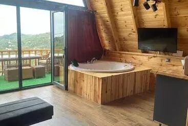 ベッドアンドブレックファースト Doğal Sui̇t Dağ Evleri̇ Bungalov