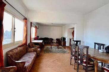 پانسیون Sunny Central Room Besides Auc Downtown