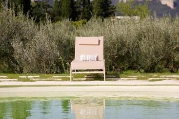 Chambre D Hôtes Insolite Lit Rond B&b Proche Avignon Orange   Château De Sienne Piscine Rivière