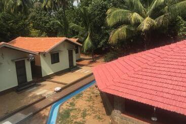 Leo Comforts River Side Resort