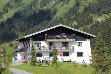 호텔 Pension Zoeggeler