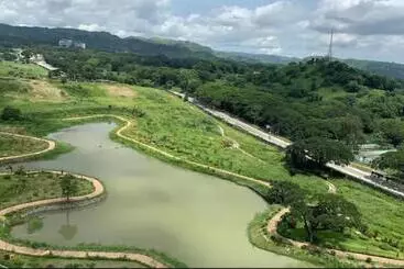 Aparthotel Spacious Luxury Condo W/ Kitchen Beside Hilton Clark D’heights