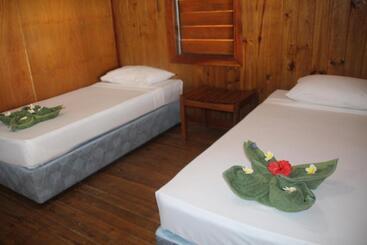 Mana Backpackers And Dive Resort