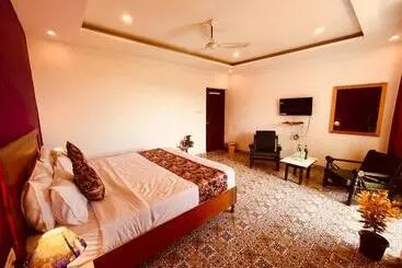 Hotel The Golden Inn Studio Rooms Special For Families, Corporate, Groups, Couples