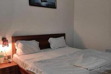 Отель Elite And Happy Rooms