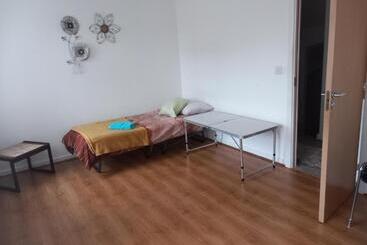 פנסיון Private Rooms, 2 Showers In 3 Storey Hse, 25 Minutes Walk From Leicester City Centre