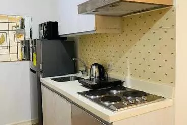 Huoneistohotelli Cozy And Minimalist Room Near Airport