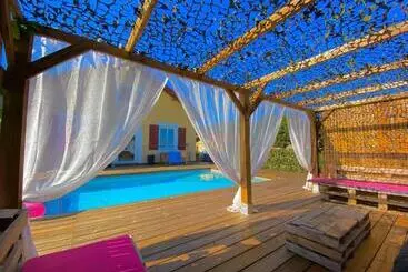 تختخواب و صبحانه Love Room Chic&glam