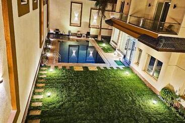 هتل آپارتمان Royal Elegance Room