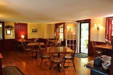Отель Candleberry Inn On Cape Cod