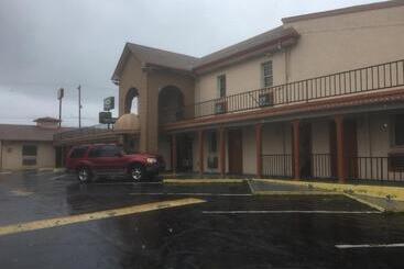 ホテル Royalinn & Suites