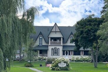 The Saucy Willow Inn And Cottages