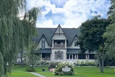 The Saucy Willow Inn And Cottages