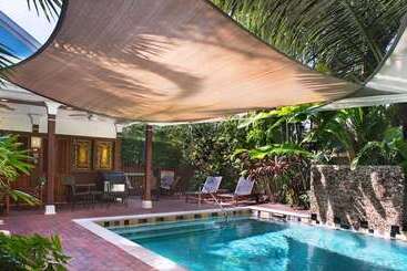 Hotel Travelers Palm