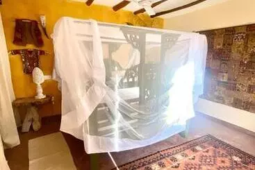 تختخواب و صبحانه Piano B Suites