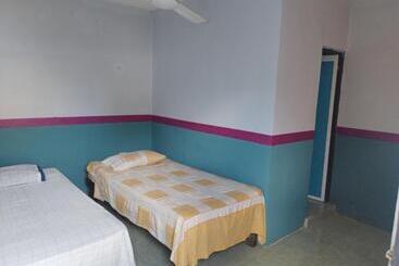 بنسيون Hostal Y Temazcal Guemez