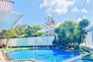 پانسیون B&h Villa Villa Has Swimming Pool