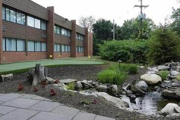 هتل Suburban Studios