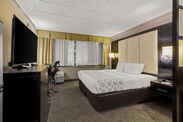 هتل Suburban Studios