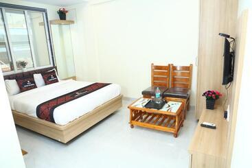 ホテル Yuvika Residency