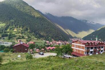Huoneistohotelli Monoi̇r Sui̇te Apart In Uzungöl