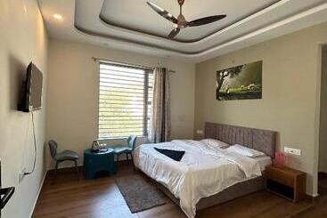 בית מלון כפרי Devlok Homes