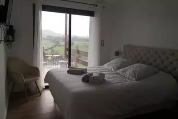 ペンション Gites Mendiburia