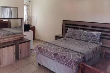 פנסיון Ngisaphila Guesthouse