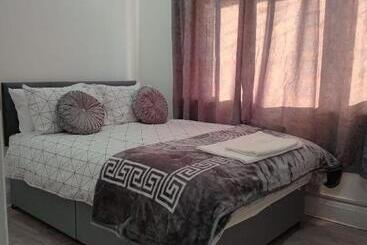 Majatalo Good Priced Double Bed Rooms In Harrow With Shared Bathrooms