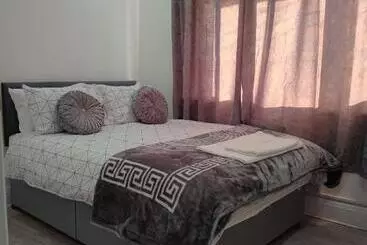 Majatalo Good Priced Double Bed Rooms In Harrow With Shared Bathrooms