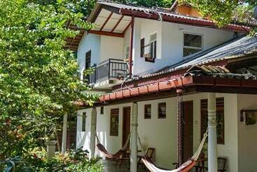 Pensjonat Surf Side Madiha Matara