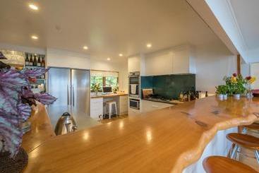 Отель Huntaway Lodge