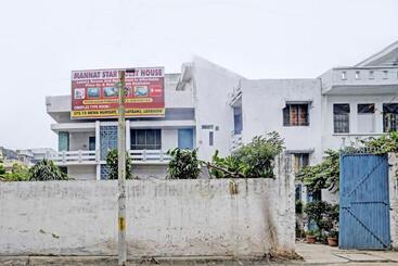 Otel Oyo 82079 Mannat Star Residancy