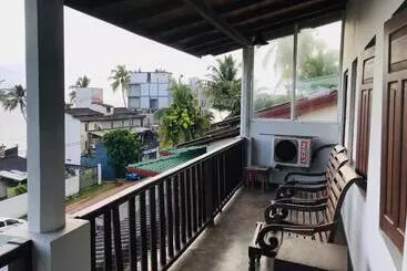 Pensió Mira House