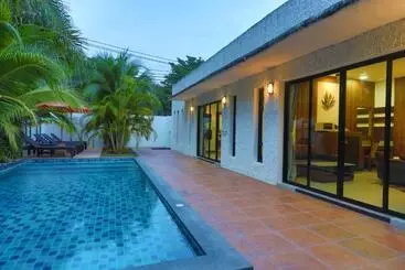 Lomakeskus 3z Pool Villa And