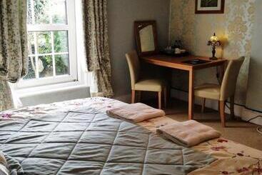 Hillarnias Tearoom And B&b