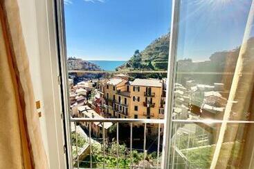 Пансион The Manarola Main Plaza