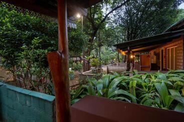 فندق Udawalawa Safari Village