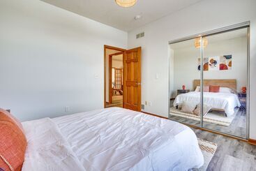 별장 Elegant Pataskala Home W/ Hot Tub & Fire Pit!