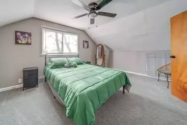 コテージ Modern Garfield Heights Home: 13 Mi To Cleveland!