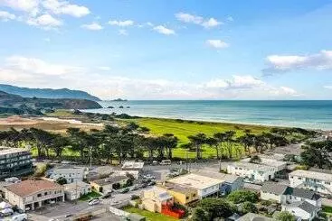 Majatalo Oceanbreeze Apt Suites Near Golf & Beach