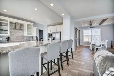 Mökkimajoitus Private Beach & Deck: Bayfront Home In Hayes!