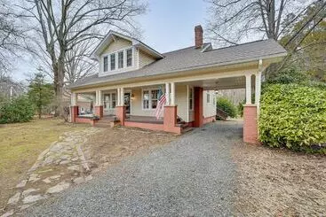 Mökkimajoitus Spacious Salem Winston Home W/ Deck!