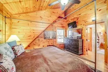 Mökkimajoitus Waterfront Watauga Lake Home W/ Private Dock!