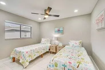 Vakantiehuisje Canal Front Escape W/ Lanai & Pool In Cape Coral!