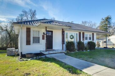 بيت ريفى Cozy Shelbyville Home Near Hiking & Distilleries!